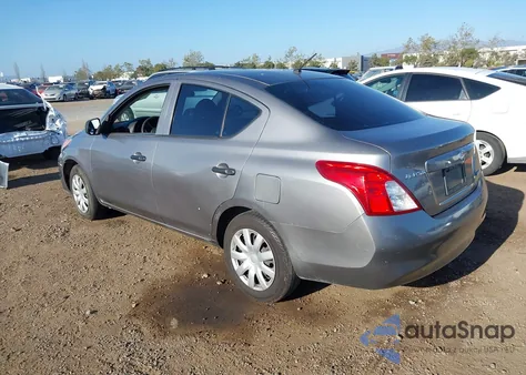 2013 Nissan Versa 1.6 S z USA, uszkodzony, nr VIN 3N1CN7AP0DL819380